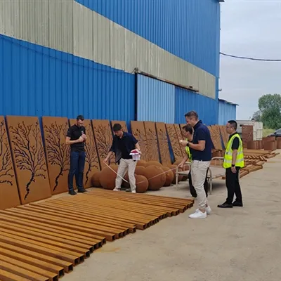 วันที่ 12 กันยายน ลูกค้าชาวฝรั่งเศสมาเยี่ยมชมโรงงาน